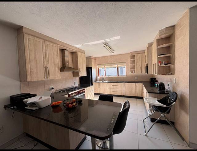 4 BEDROOM HOUSE FOR SALE IN HELDERWYK